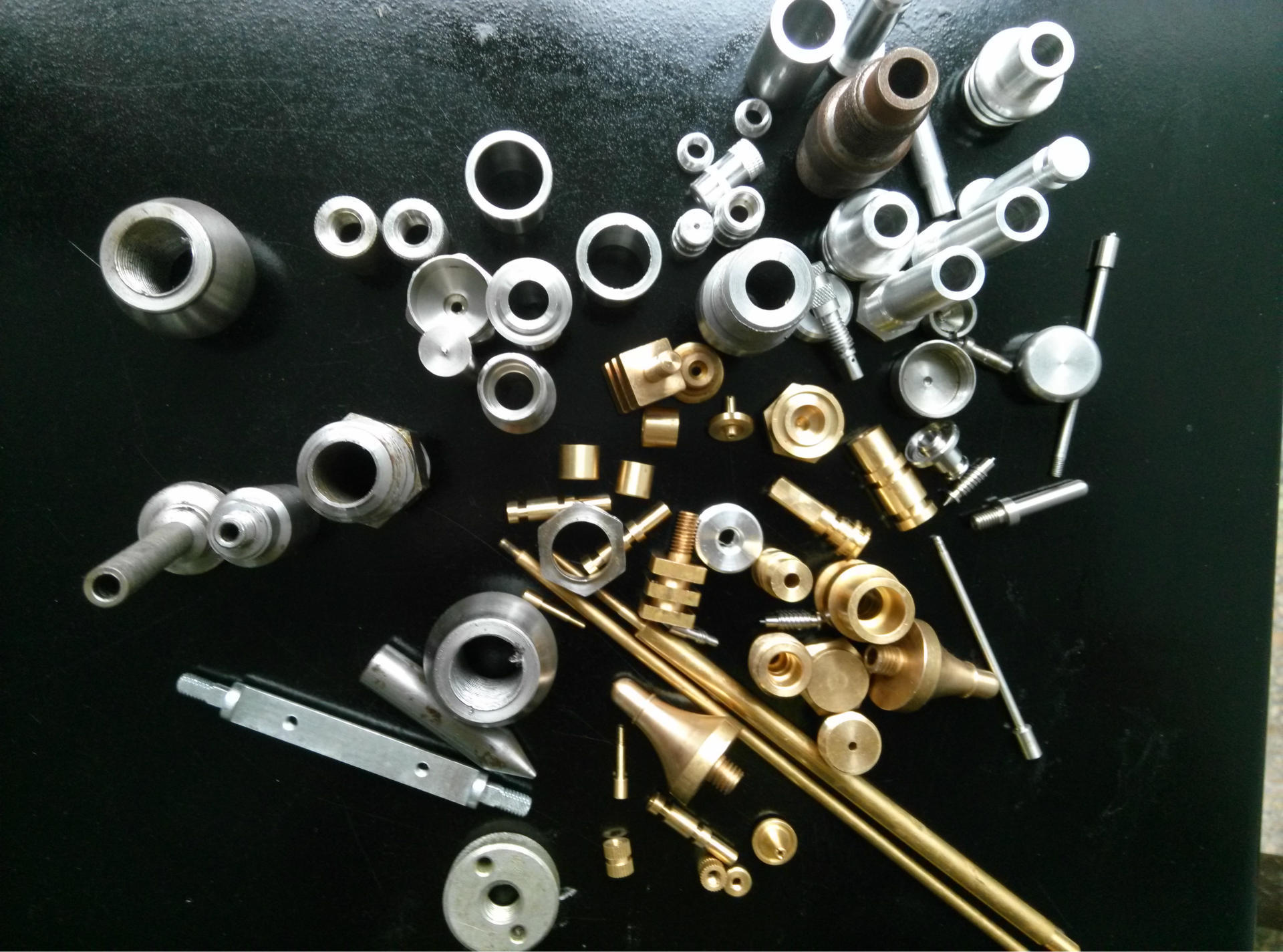 精密五金配件與不銹鋼零件在醫(yī)療器械中的五軸聯(lián)動(dòng)CNC加工